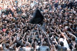 Mayores y pequeños jalean el baile de la bandera
