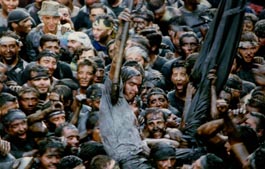 El protagonista de la fiesta aupado a hombros y siempre tratado con mimo y respeto