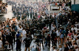 El grupo de gente pintada empieza a hacerse más compacto