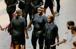 La negrura se luce y se pasea con orgullo. Es... casi un acto social más