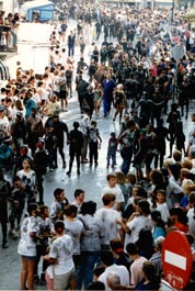 La marea negra que rodea al Cascamorras empieza a llegar a los Caños Dorados