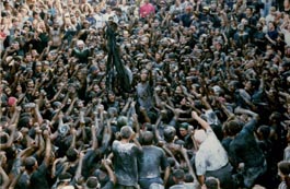 Se entrega la bandera al accitano para que la baile