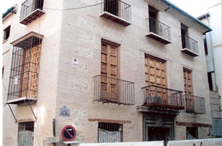 Fachada de una casa mudéjar de Granada en proceso de rehabilitación que antes de la rehabilitación estaba recubierta y encalada, no permitiendo ser apreciada correctamente. Este podría ser el caso de la Casa de D. Celso.