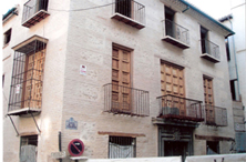 Fachada de una casa mudéjar de Granada en proceso de rehabilitación que antes de la rehabilitación estaba recubierta y encalada, no permitiendo ser apreciada correctamente. Este podría ser el caso de la Casa de D. Celso.