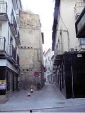 Torreones en los que se apoyaba el arco de la Magdalena