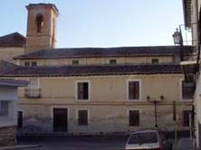 Iglesia y fachada de poniente del convento. Se deberían iluminar correctamente.
