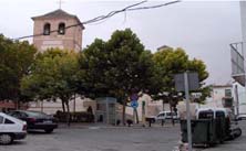Plaza de Santiago. Contenedores, cableado y coches junto a dos monumentos nacionales. &iquest;Creen que es posible vender tur&iacute;sticamente as&iacute; nuestros monumentos?