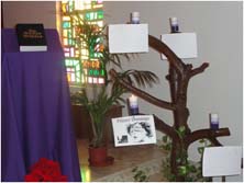 &Aacute;rbol del Adviento, en la Parroquia del Santo &Aacute;ngel, al lado la Palabra de Dios, entronizada, una de las acciones que para este nuestro primer domingo nos propon&iacute;a nuestro Plan de Evangelizaci&oacute;n.