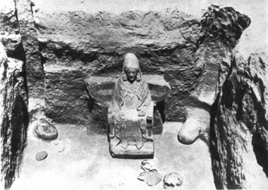 Figura 3: La Dama in situ, en el momento de su descubrimiento, adosada a la pared norte; se aprecian algunos objetos de su ajuar.