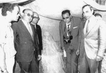 Figura 8: Autoridades. A la izquierda el Dr. Rabanal, D. Enrique Mart&iacute;nez Ca&ntilde;avate, Presidente de la Diputaci&oacute;n de Granada. A la derecha D. Sebasti&aacute;n P&eacute;rez Llinares, Jefe Provincial, y el Delegado de Educaci&oacute;n y Ciencia en Granada. La Dama aparece en el centro cubierta con pl&aacute;sticos.