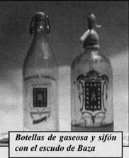 Botellas de gaseosa y sifón con el escudo de Baza