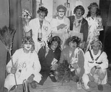 En estas dos im&aacute;genes, uno de los muchos grupos participantes en aquel concurso de chirigotas. En la de la derecha, una vecina participante en el concurso de disfraces del Carnaval de Baza.