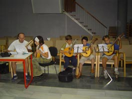 Aprendiendo a tocar el la�d en la Casa de la Cultura