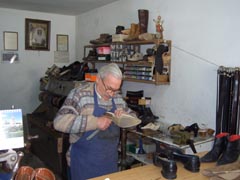 Santiago Rubio, el &uacute;ltimo de  una profesi&oacute;n que parece que acabar&aacute; en Baza ciando se jubile el hijo de Timoteo.