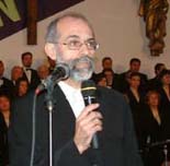 Pepe Salinas, con parte de su Coro Alcazaba al fondo, en los �ltimos Alcazabillos que vivi�