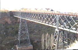 El puente de hierro del arroyo de Ba�l