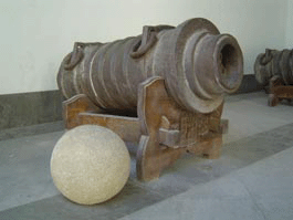 Bombarda utilizada en la Toma de Baza, hoy en los soportales del Museo Municipal