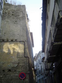 Restos de la antigua muralla bastetana en las confluencias de las calles Dolores y Zapater�a