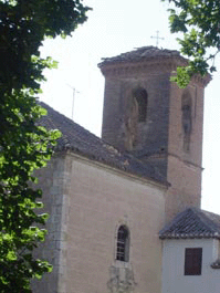 Vista parcial de la hoy da�ada torre del Monasterio de San Jer�nimo