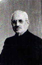 Don Nicol&aacute;s L&oacute;pez de Hierro y Mart&iacute;n-Montijano, ilustre bastetano, a quien se le encomend&oacute; la Alcald&iacute;a de esta ciudad, en momentos de crisis. Fue Alcalde en 1907 (en dos ocasiones), 1.914 y 1.919