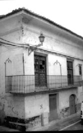 En la Cruz Verde, uno de los muchos edificios abandonados a su suerte. Este, como otros muchos, propiedad del Obispado