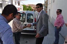 Pedro Fern&aacute;ndez recib&iacute;a ayer las felicitaciones de sus vecinos. Foto JOS&Eacute; UTRERA