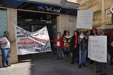 Protesta de afectados ante la oficina de La caixa. Foto: JOS&Eacute; UTRERA