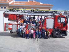 Una treintena de alumnos y alumnas de tan s&oacute;lo cuatro a&ntilde;itos  han cambiado esta ma&ntilde;ana  su aula habitual en el Colegio Juan XXIII de Caniles por el Aula de Formaci&oacute;n del Parque de Bomberos.