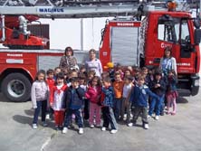 Una treintena de alumnos y alumnas de tan s&oacute;lo cuatro a&ntilde;itos  han cambiado esta ma&ntilde;ana  su aula habitual en el Colegio Juan XXIII de Caniles por el Aula de Formaci&oacute;n del Parque de Bomberos.