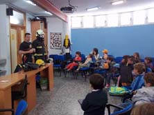 Una treintena de alumnos y alumnas de tan s&oacute;lo cuatro a&ntilde;itos  han cambiado esta ma&ntilde;ana  su aula habitual en el Colegio Juan XXIII de Caniles por el Aula de Formaci&oacute;n del Parque de Bomberos.