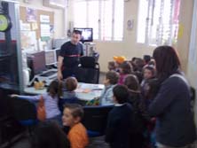 Una treintena de alumnos y alumnas de tan s&oacute;lo cuatro a&ntilde;itos  han cambiado esta ma&ntilde;ana  su aula habitual en el Colegio Juan XXIII de Caniles por el Aula de Formaci&oacute;n del Parque de Bomberos.