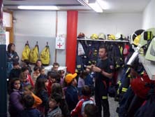 Una treintena de alumnos y alumnas de tan s&oacute;lo cuatro a&ntilde;itos  han cambiado esta ma&ntilde;ana  su aula habitual en el Colegio Juan XXIII de Caniles por el Aula de Formaci&oacute;n del Parque de Bomberos.