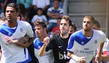 Carlos Ruiz rodeado de contrarios en el encuentro de su ascenso a Segunda Divisi&oacute;n.