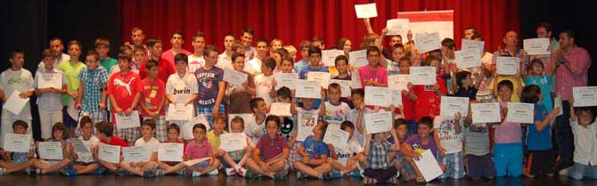 Casi 150 alumnos de la Escuela. Foto: TO&Ntilde;I FRANCO