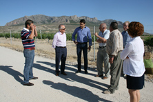 Autoridades y usuarios en el Camino del Alamillo. Foto: TO&Ntilde;I FRANCO