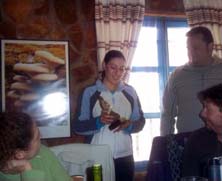 Alexandra Irigaray recibe su distinción. Foto: PROTECCIÓN CIVIL BAZA