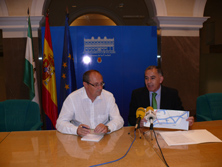 El alcalde accitano en su comparecencia con el subdelegado del gobierno. Foto: PILAR MOLERO