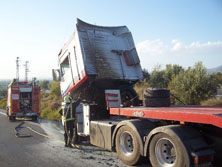 Situaci&oacute;n en que se encontraba el cami&oacute;n, tras el incendio. Foto: BOMBEROS BAZA