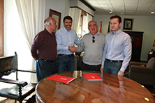 En la foto de izquierda a derecha, Antonio Roda (secretario club de tiro), Pedro Fern&aacute;ndez (alcalde de Baza), Manuel Rodr&iacute;guez (presidente del club), Jes&uacute;s Moreno (concejal de Seguridad)