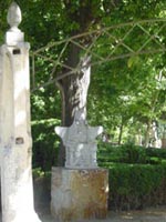 Copia de la Dama de Baza en uno de los extremos del paseo central