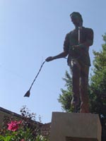 Estatua al Cascamorras, obra de R. Salarich