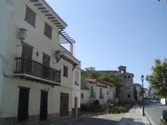 Vista parcial de la Carrera de Palacio. Al fondo, a la izquierda, el Palacio de los Enríquez y, a continuación, San Jerónimo
