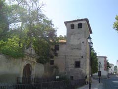 Exteriores y puerta de acceso al Palacio de los Enríquez