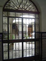 Entrada al patio del edificio que fue de las antiguas Escuelas Graduadas, en la Cava Alta