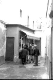 En otro de los accesos a la Plaza, el quiosco del pan de la calle Trillo