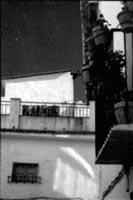 Los pimientos rojos se secan al sol en la calle Yeseros