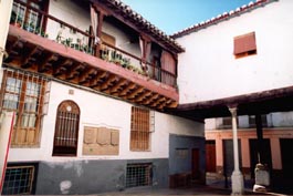 Edificio de las Antiguas Carnicerías y porche junto a la calle Zapatería
