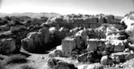 Ruinas en los yacimientos. Al fondo, la ciudad actual y la Sierra
