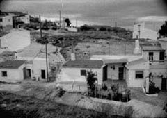 Estructura típica: fachada en primer plano y vivienda que penetra en la tierra