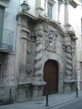 Iglesia de los Dolores, en cuya fachada destacan sus columnas salom�nicas